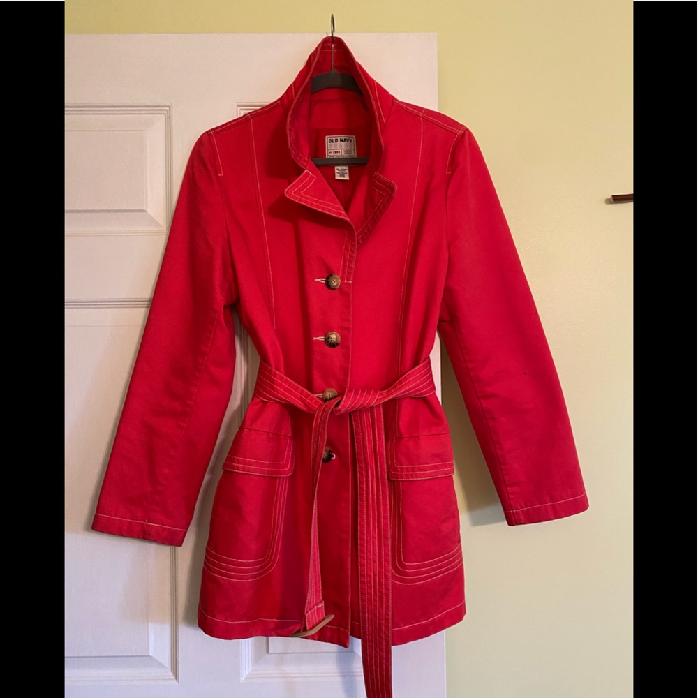 Fingertip length coral trenchcoat